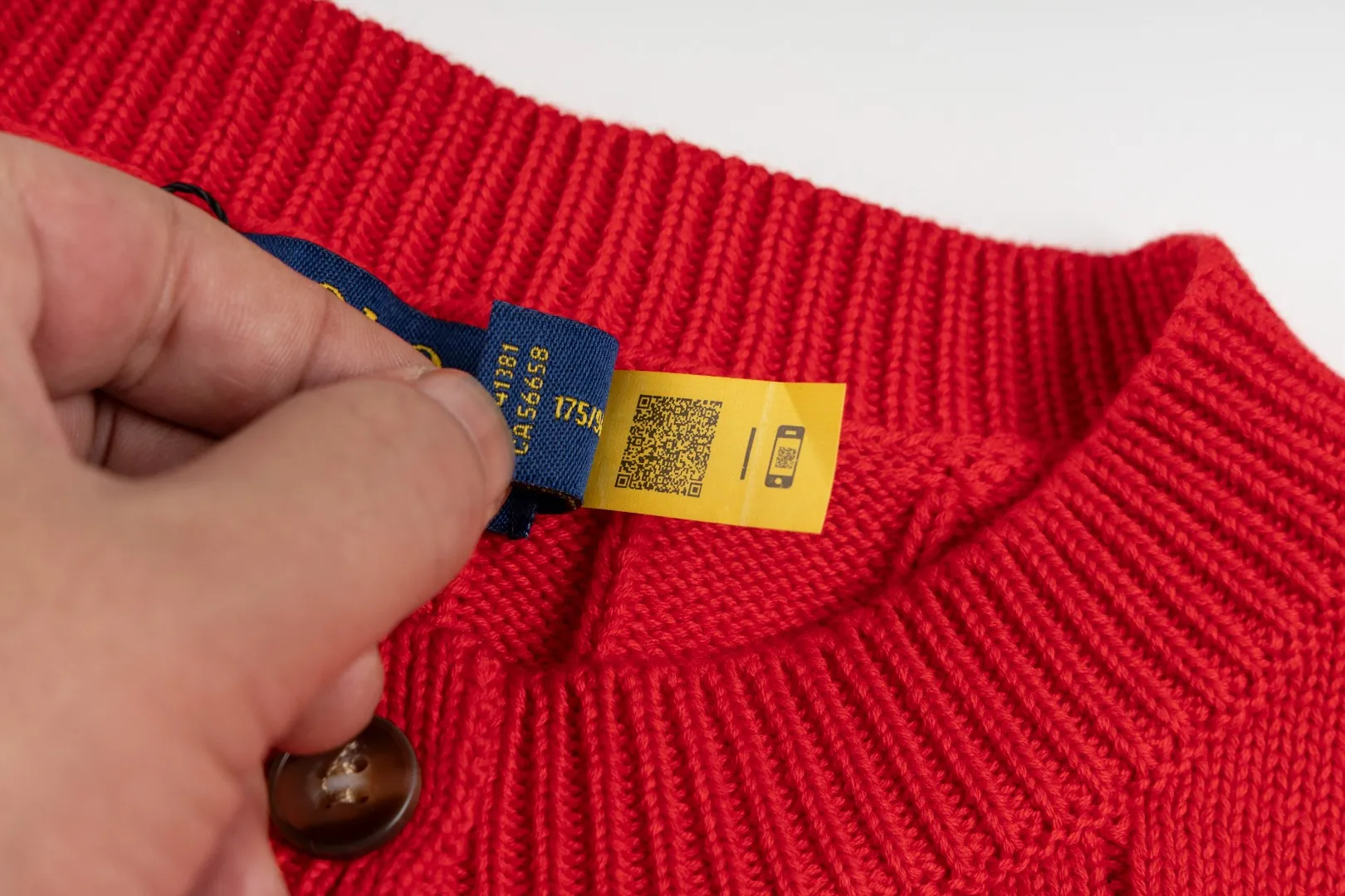 P230 #R93 RALPH LAUREN Ralph Lauren twelve colors classic small label embroidery logo seven-button knitted cable cardigan sweater women's top, high-density LOGO embroidery on the chest, original customization of tag accessories. Made of pure cotton yarn, pure cotton is skin-friendly and comfortable, small label war horse embroidered twist button cardigan sweater 🐎 high quality, follow the blogger to learn how to wear it! Let’s buy a Ralph Lauren cable sweater. It’s a super hard-to-find series after it became popular. It’s hard to find one on the official website. It’s simple and practical to wear, with a lazy and loose feel. The thickened fabric has more texture, feels soft and delicate, and has a loose fit. Whether worn alone or layered, you can wear different styles of fashion with just one piece!   Size: